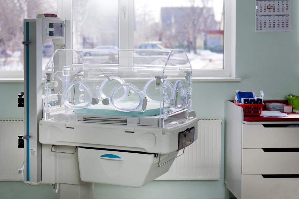 A hospital room with a NICU hospital bed for newborns needed intensive care